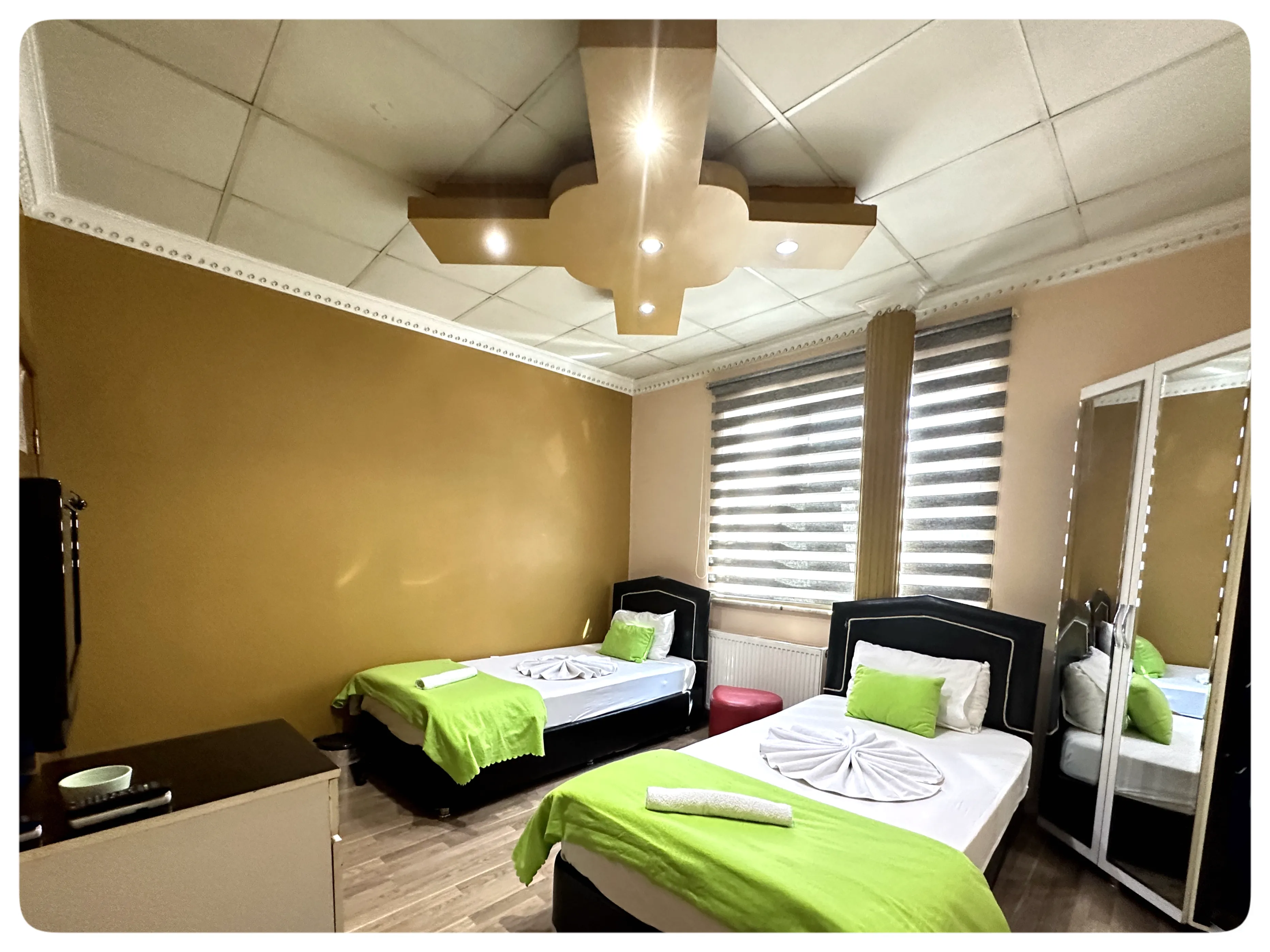 İKİ KİŞİLİK İKİ TEK YATAKLI ODA (a room for two person)